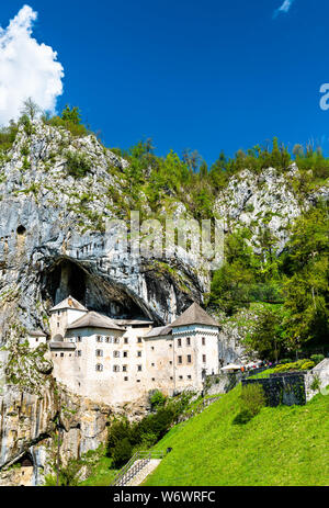 Blick auf die Burg Predjama, ein Renaissanceschloss gebaut innerhalb einer Höhle Mund im Süden - zentrales Slowenien Stockfoto