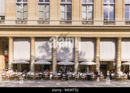 Paris Ile-de-France - Gönner Getränke im Le Nemours Cafe Bar im Ort Colette in in der 1. Arrondissement von Paris, Frankreich, Europa. Stockfoto