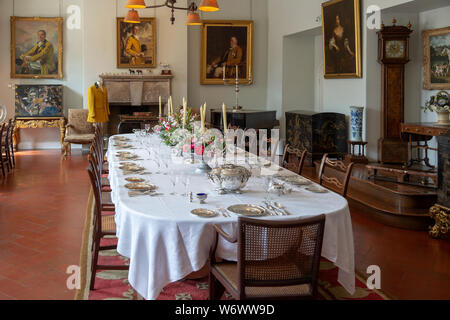 Esszimmer in Berkeley Castle, Gloucestershire, England, Großbritannien mit Tisch für das Abendessen festgelegt Stockfoto