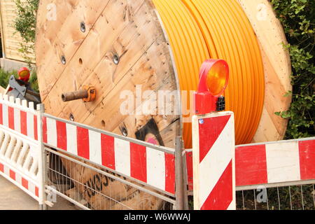 Orange LWL-Kabel auf der Straße Stockfoto