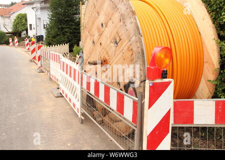 Orange LWL-Kabel auf der Straße Stockfoto
