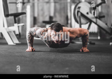 Gezielte bodybuilder Durchführung statistischer Übung. Foto mit Platz für Text Stockfoto