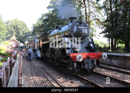 Schwarze Dampflok auf North Norfolk Eisenbahn, Bewegen durch Holt. Stockfoto