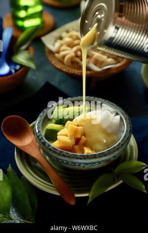 Es teler. Indonesische eis Dessert tropische Früchte Cocktail in süßen Kokosmilch Suppe. Stockfoto