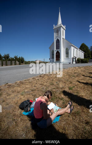 Ein einsamer Künstler sitzt und Skizzen der hl. Teresa von Avila. Dies ist die Kirche, die bekanntermaßen in Hitchcocks Klassiker Film "Die Vögel" erschienen Stockfoto