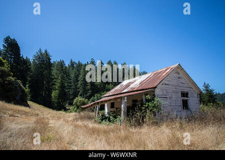 Ein verlassenes und verfallenes Ranch Gebäude entlang Coleman Valley Road, Sonoma County, Kalifornien Stockfoto