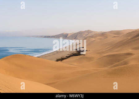 Die spektakuläre Landschaft, durch die Dünen, das Meer in Sandwich Bay, Namibia erfüllen. Stockfoto