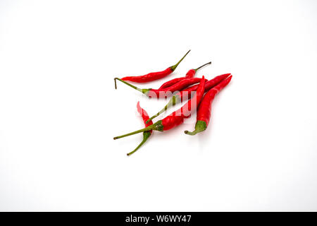 Hot Red Pepper. Kleine rote Chilis auf weißem Hintergrund. Ansicht von oben. Stockfoto