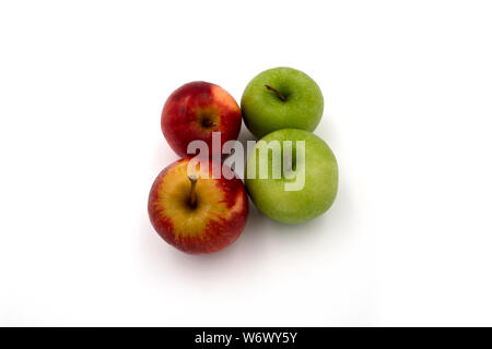 Frische saftige Gruppe von roten und grünen Äpfeln auf weißem Hintergrund. Ansicht von oben. Stockfoto