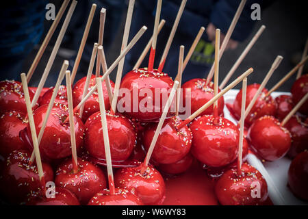 Ein Paar rote gezuckerte Äpfel auf der Straße abgewürgt Stockfoto