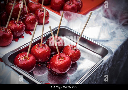 Ein Paar rote gezuckerte Äpfel auf der Straße abgewürgt Stockfoto