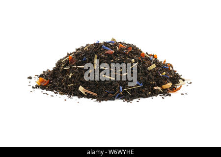 Trockene schwarzer Tee mit Kräutern, Früchten und Beeren gemischt. Auf weissem Hintergrund. Stockfoto