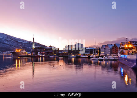 Blick auf die Marina in Tromsø, Norwegen. Tromso Stadt am Wasser in der Nacht Stockfoto