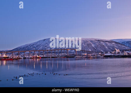 Arktis Stadt Tromsö mit Brücke und der berühmten Kathedrale. Norwegen Stockfoto