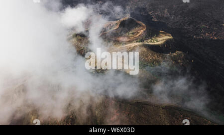 Luftbild des Batur Vulkan Caldera in Bali. Vulkanischen schwarzen Textur und Kraterrand, Ansicht von oben, drone Schuß Stockfoto