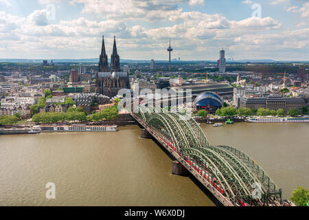 Köln, Deutschland - 12. Mai: Stadtbild von Köln, Deutschland, am 12. Mai 2019. Blick von Triangle Turm der Kathedrale und Hohenzolern Brücke. Stockfoto