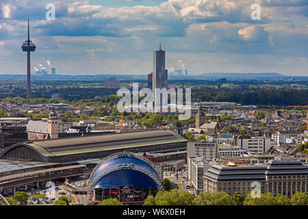 Köln, Deutschland - 12. Mai: Luftaufnahme über der Stadt Köln, Deutschland am 12. Mai 2019. Foto von Triangle Turm genommen. Stockfoto