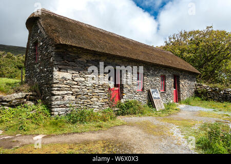 Slea Head Hungersnot Cottages im Fahan auf der Halbinsel Dingle in der Grafschaft Kerry, Republik von Irland Stockfoto