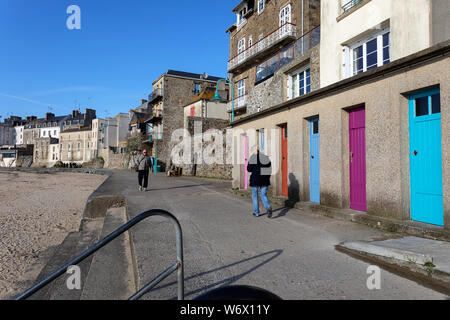 Bunte Tür am Strand in St Malo, Bretagne, Frankreich Stockfoto