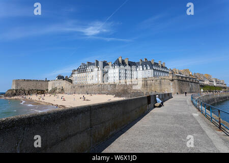 Anzeigen von Saint-Malo vom Pier bei Sonnenuntergang, Bretagne, Frankreich Stockfoto