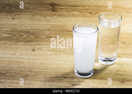 Türkische raki auf hölzernen Tisch Stockfoto