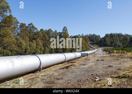 Tarraleah Power Station ist ein Wasserkraftwerk im Zentralen Hochland Region liegt. Es ist durch das Hydro Tasmania betrieben. Stockfoto