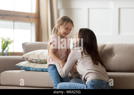 Mutter und Tochter lachend an einander Suchen fühlt sich glücklich Stockfoto