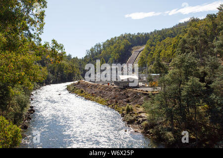 Tungatinah Power Station ist ein Wasserkraftwerk im Zentralen Hochland Region liegt. Es ist durch das Hydro Tasmania betrieben. Stockfoto