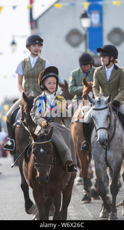 Schottland, Lauder, Scottish Borders, Berwickshire, Vereinigtes Königreich. 3. August 2019 Lauder gemeinsamen Reiten 2019. Das Highlight der Lauder gemeinsamen Reiten Woche Lauder "Cornet" Christopher Purves ist mit führenden eine Parade von rund 400 hundert Pferde auf eine Fahrt von der Grenze Städte Grenzen, die die Städte Flagge und Farben entlang der Fahrt berechnet. Bilder zeigt junge Reiter Cara Wilson, reiten ihr Pony Seite Sattel an der heutigen Veranstaltung. Pic Phil Wilkinson/Alamy leben Nachrichten Stockfoto