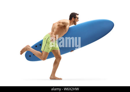Volle Länge Profil Schoß eines jungen aufgeregt Mann hält eine Surf Board und auf weißem Hintergrund isoliert Stockfoto