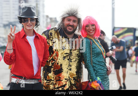 Brighton UK 3. August 2019 - Frühe Ankunft vorbereiten und in die Party Stimmung vor der Teilnahme an der jährlichen Brighton und Hove Pride Parade ab der Küste, bevor Sie durch die Stadt und an Preston Park, wo Kylie Minogue ist fällig am Abend durchzuführen. Hunderttausende Besucher werden erwartet in diesem Jahr über das Wochenende zu nehmen. Foto: Simon Dack/Alamy leben Nachrichten Stockfoto