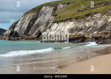 Wellen auf Sandstrand bei Coumeenoole Strand bei Dunmore Head brechen auf der Halbinsel Dingle in der Grafschaft Kerry, Republik von Irland Stockfoto