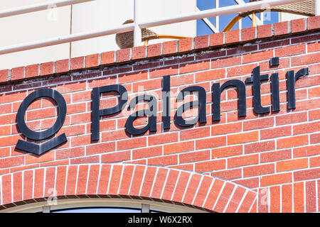 Juli 30, 2019 in Palo Alto/CA/USA - palantir Logo an ihrem Hauptsitz im Silicon Valley angezeigt; Palantir Technologien ist eine private Amerikanische software unternehmen Stockfoto