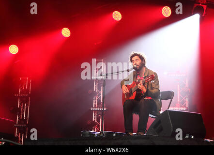 Cambridge, Großbritannien. 02 Aug, 2019. Argentinian-Swedish indie folk Singer Songwriter und Gitarrist Jose Gonzales führt am ersten Tag des Weltberühmten Cambridge Folk Festival bei Cherry Hinton Hall, Cambridge. Credit: SOPA Images Limited/Alamy leben Nachrichten Stockfoto