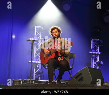 Cambridge, Großbritannien. 02 Aug, 2019. Argentinian-Swedish indie folk Singer Songwriter und Gitarrist Jose Gonzales führt am ersten Tag des Weltberühmten Cambridge Folk Festival bei Cherry Hinton Hall, Cambridge. Credit: SOPA Images Limited/Alamy leben Nachrichten Stockfoto