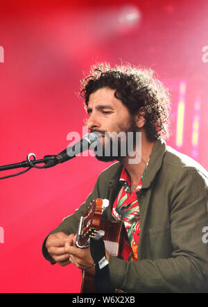 Cambridge, Großbritannien. 02 Aug, 2019. Argentinian-Swedish indie folk Singer Songwriter und Gitarrist Jose Gonzales führt am ersten Tag des Weltberühmten Cambridge Folk Festival bei Cherry Hinton Hall, Cambridge. Credit: SOPA Images Limited/Alamy leben Nachrichten Stockfoto