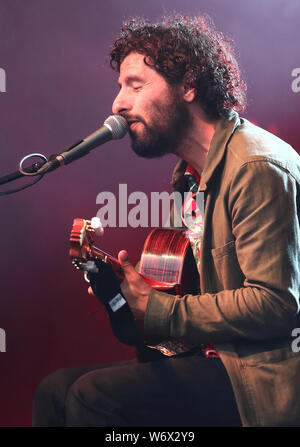 Cambridge, Großbritannien. 02 Aug, 2019. Argentinian-Swedish indie folk Singer Songwriter und Gitarrist Jose Gonzales führt am ersten Tag des Weltberühmten Cambridge Folk Festival bei Cherry Hinton Hall, Cambridge. Credit: SOPA Images Limited/Alamy leben Nachrichten Stockfoto