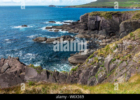 Schroffe Klippen am Slea Head Drive Feohanagh auf auf der Halbinsel Dingle in der Grafschaft Kerry, Republik von Irland Stockfoto