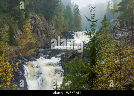 Kivach Wasserfall in Karelien, Russland. Natur Landschaft des russischen Nordens Stockfoto