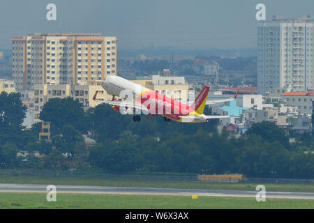 Saigon, Vietnam - May 13, 2019. Vietjet Air Airbus A 321, die vom Flughafen Tan Son Nhat (SGN). Stockfoto