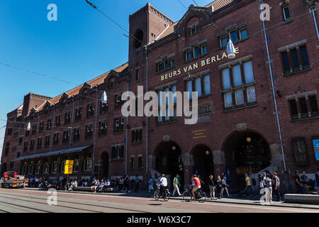 Beurs van Berlage, einem großen ehemaligen Börse Gebäude, in der Damrak, Amsterdam Stockfoto