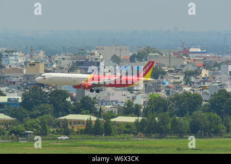 Saigon, Vietnam - May 13, 2019. VietJet Luft VN-A632 (Airbus A321) Landung am Flughafen Tan Son Nhat (SGN) in Saigon, Vietnam. Stockfoto