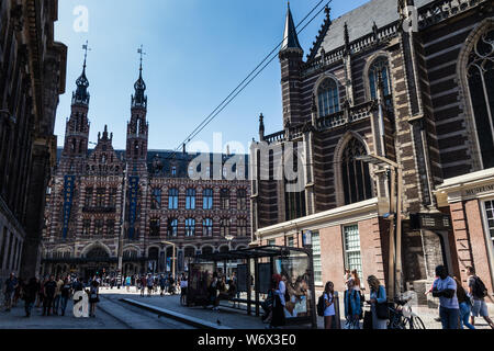 Mozes en Aäronstraat, ein Fragment der Neuen Kirche Fassade, und Magna Plaza Stockfoto