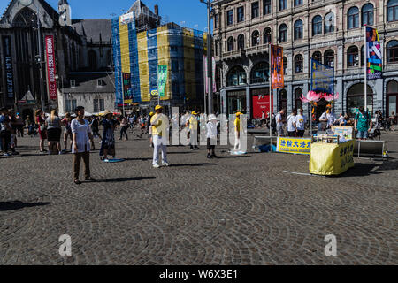 Falun Gong (Falun Dafa) Praktiker auf dem Dam Platz in Amsterdam Stockfoto