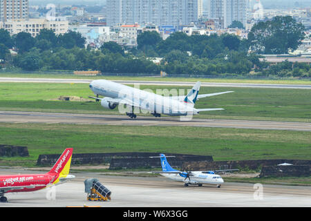 Saigon, Vietnam - May 13, 2019. B-KPI Cathay Pacific Boeing 777-300ER, die vom Flughafen Tan Son Nhat (SGN). Stockfoto