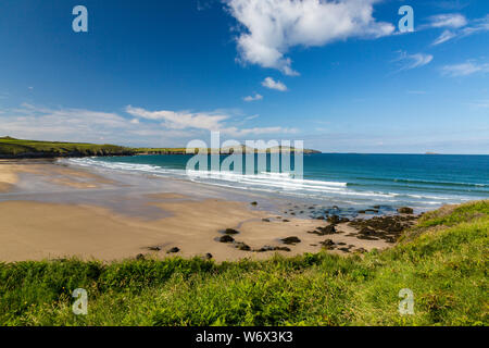 Eine einsame Whitesands Bay wie vom Nationalpark Pembrokeshire Coast Küstenweg, Wales, Großbritannien Stockfoto