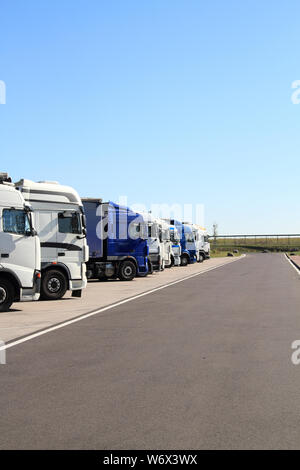 Lkw auf einem Parkplatz Stockfoto