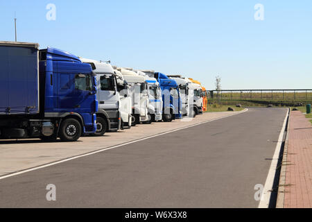 Lkw auf einem Parkplatz Stockfoto