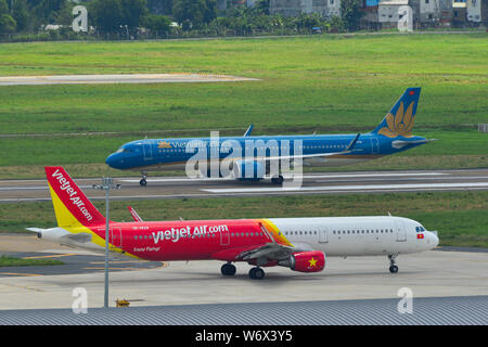 Saigon, Vietnam - May 13, 2019. Passagierflugzeuge auf Start- und Landebahn des Flughafen Tan Son Nhat (SGN) in Saigon, Vietnam rollen. Stockfoto