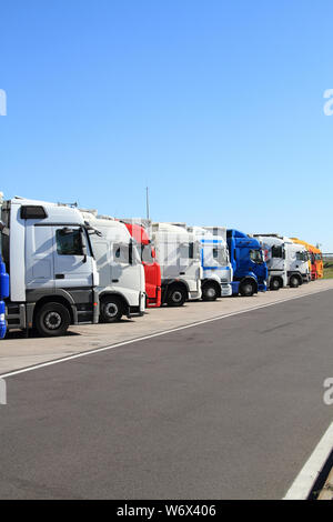 Lkw auf einem Parkplatz Stockfoto